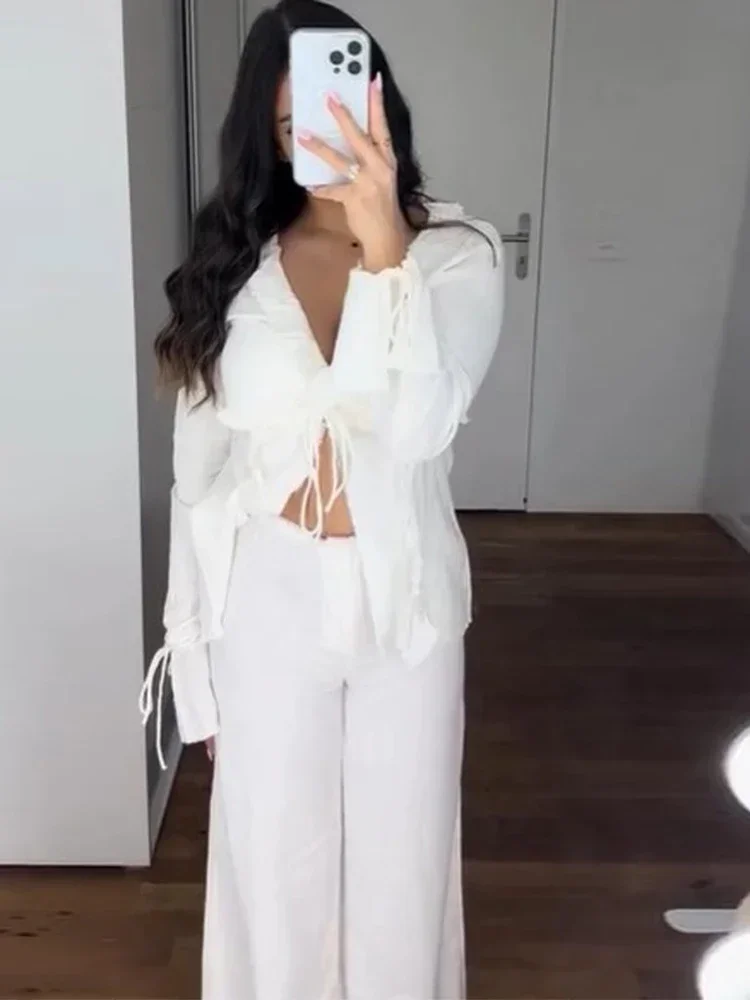 Frauen Mode solide hohle Schnürung Rüschen Hemd Hosen Anzug schick V-Ausschnitt Flare volle Ärmel Top weites Bein Hosen Set Dame Outfit