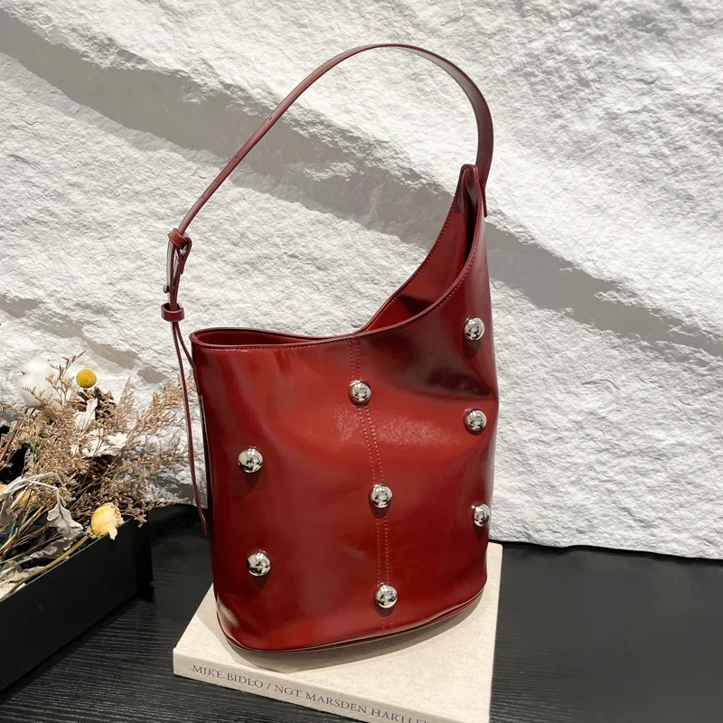 Super Cool Big Rivet Glossy PU Shoulder Bags Solid Hasp Large Capacity Sense of Luxury Popularity Tote Bags for Women 2025 Hot