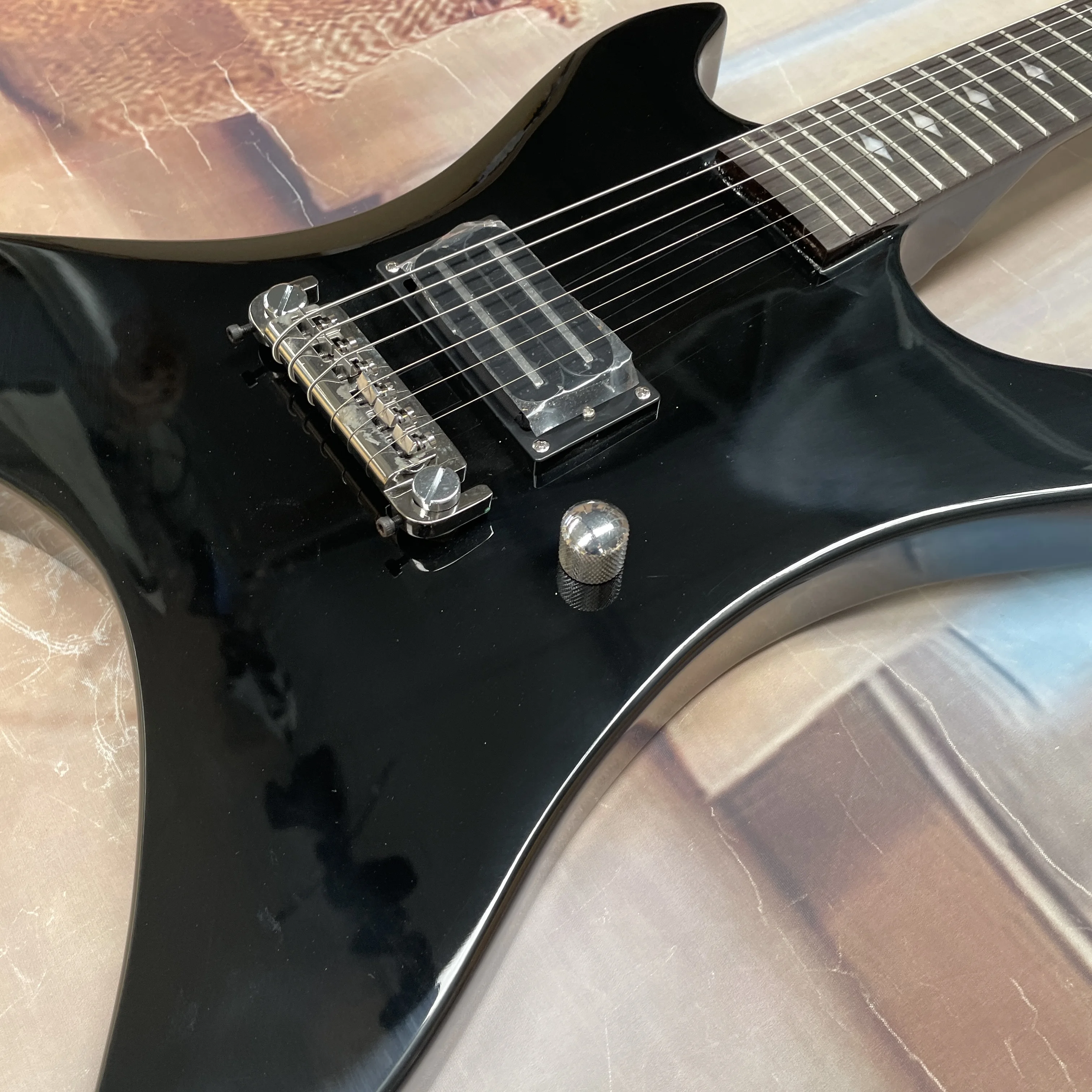 6-string black electric guitar with dual pickups and a rosewood fingerboard that feels smooth guitars. Heavy metal rock guitarra view 5