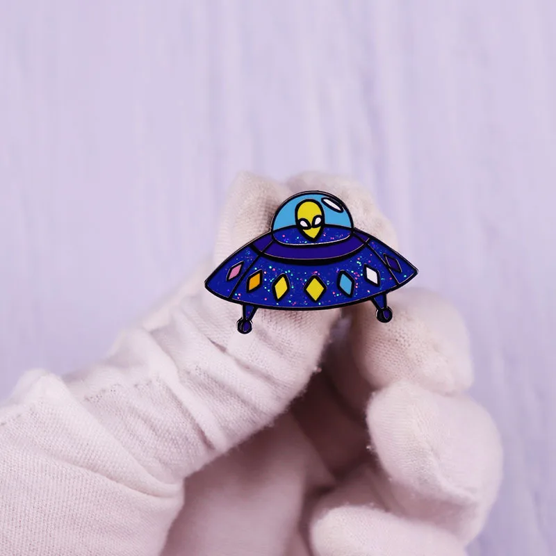 Hard Enamel Pins UFO Scary Alien Lapel Pin Inhaled Spacecraft Cartoon Lapel Brooches Backpack Jewelry Gift For Friends Wholesale