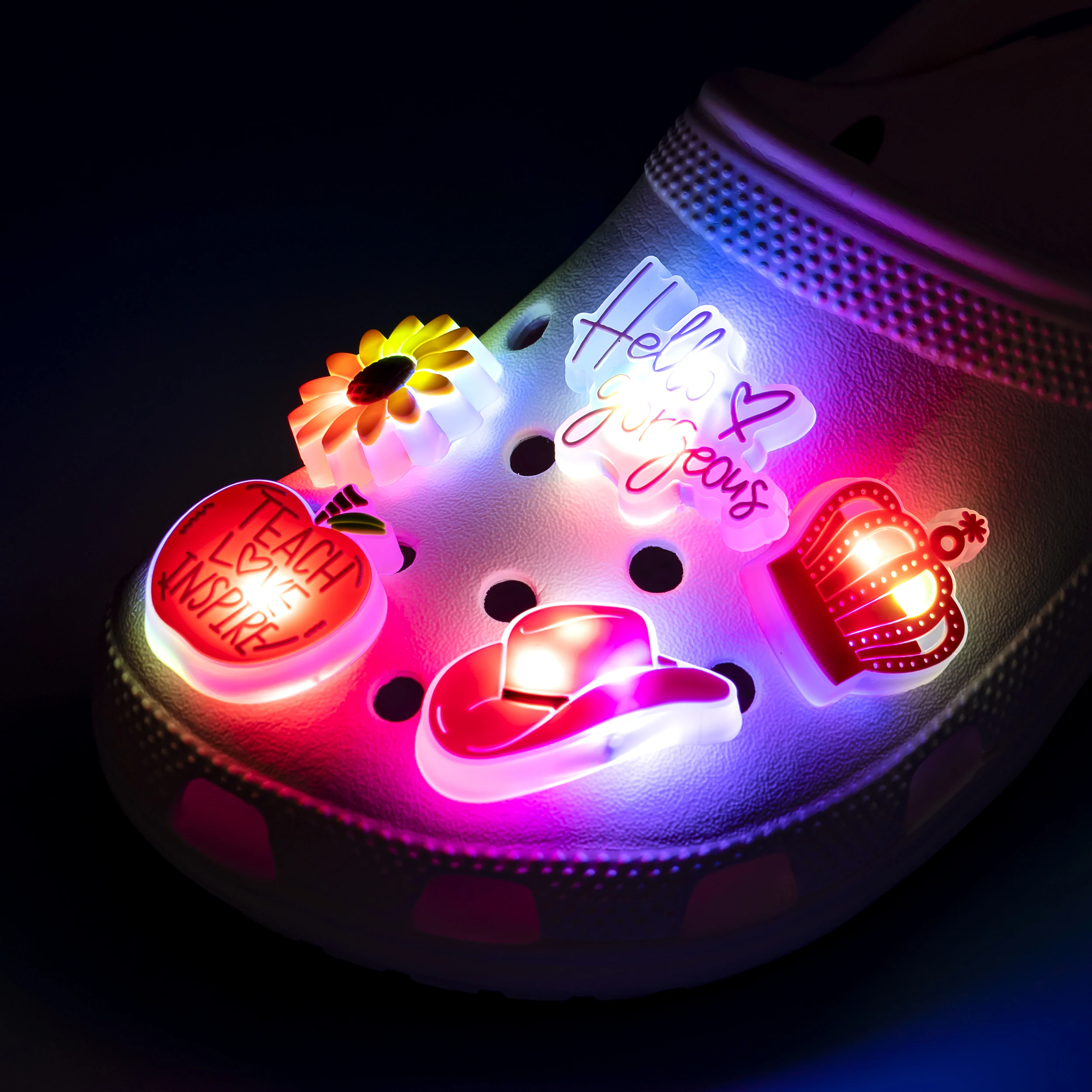 1 Stück LED-Schuhanhänger, Fußball-Gamepad, leuchtend, beleuchtete Schuhdekorationen, Zubehör, Sonnenblumen-Schmetterling, LED-Pins für Frauen und Mädchen – Detail 9