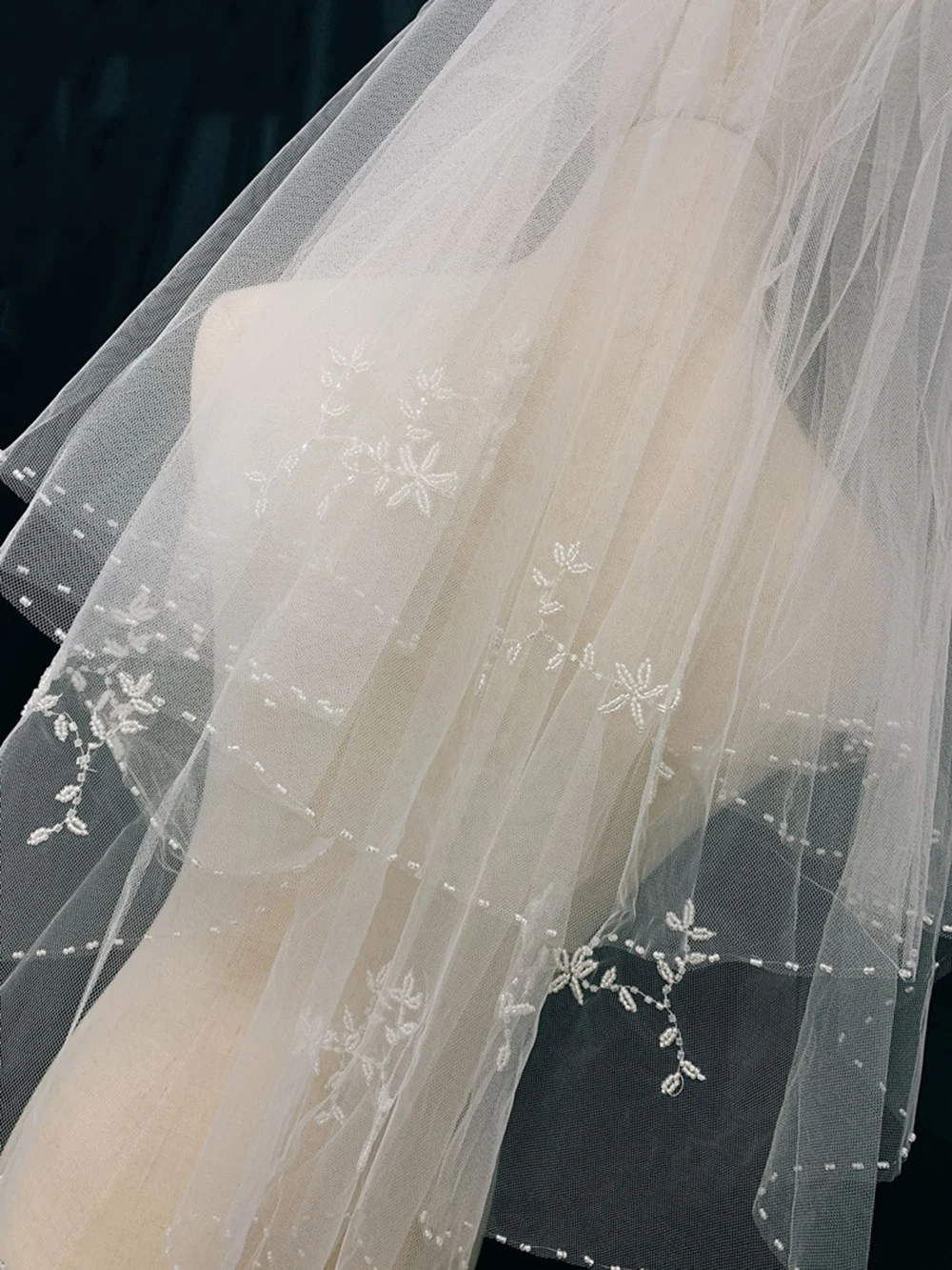 

Light Luxury Bridal Veils Women's Solid White Beading Flowers Delicate Edging Design Mid-Length Tiered Wedding Accessories