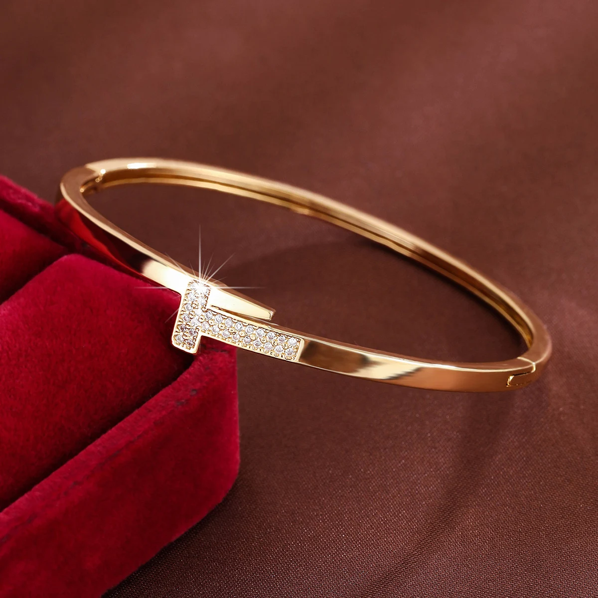 Eenvoudige T-letter ontwerp synthetische zirkonia damesarmband voor dagelijks cadeau geven van sieradenaccessoires