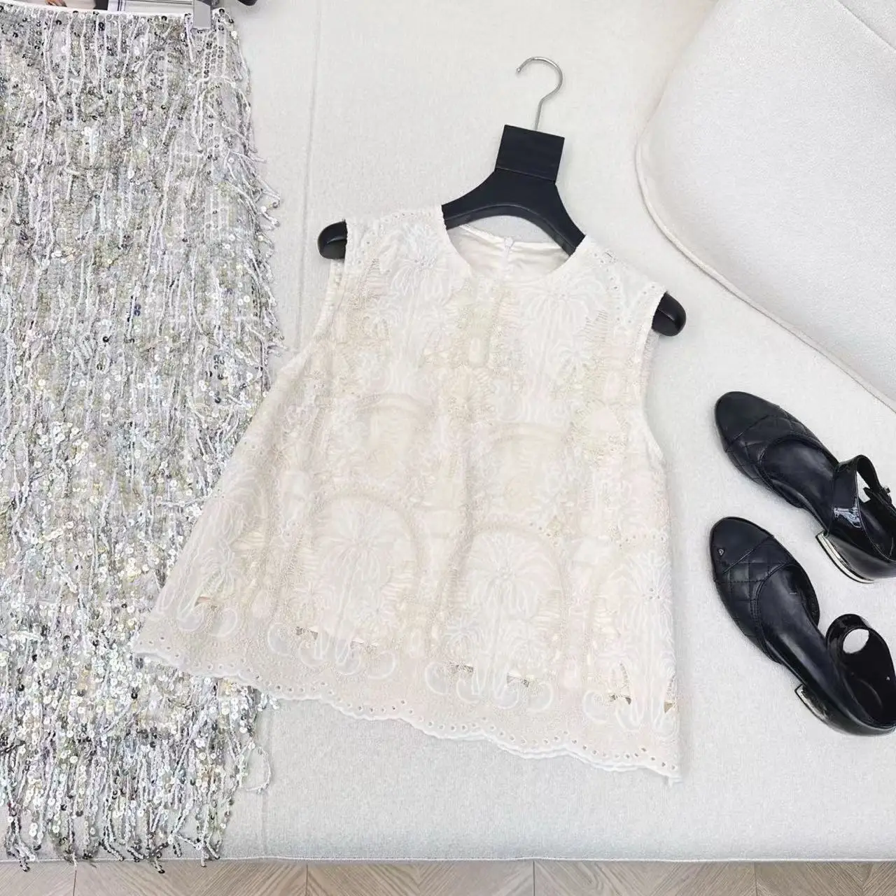 

2025 summer women's fashionable round neck sleeveless hollow lace top