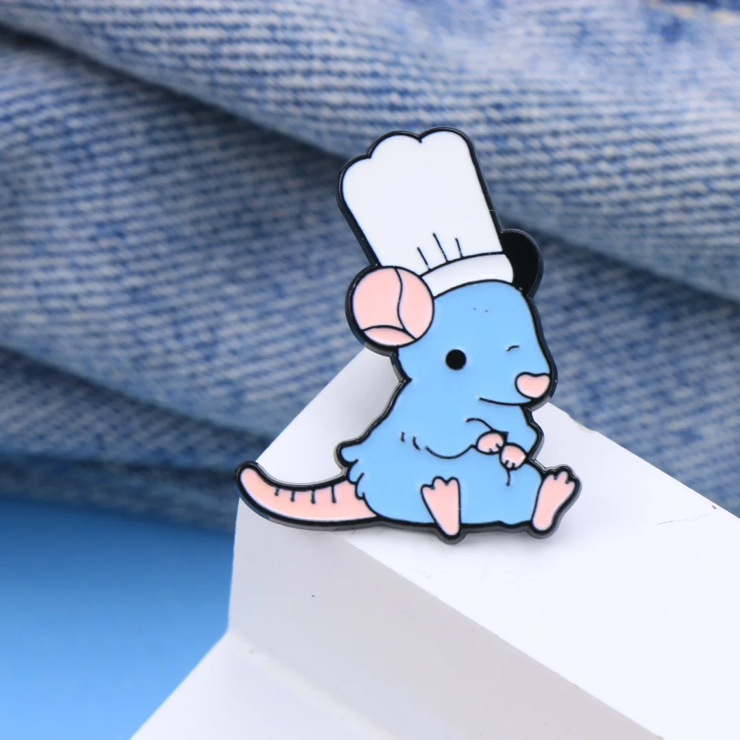 Pin Esmaltado de Ratón Chef Adorable, Broche de Ratón Azul de Dibujos Animados con Gorro de Chef, Insignia Metálica de Animal Gastronómico Caprichoso para Chaquetas, Mochilas y Sombreros
