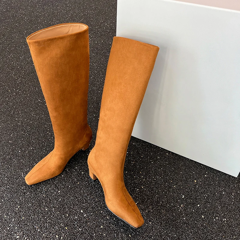 

2025 модные современные женские сапоги до колена из коровьей замши на необычном стиле на каблуке — сексуальный дизайн в комплекте