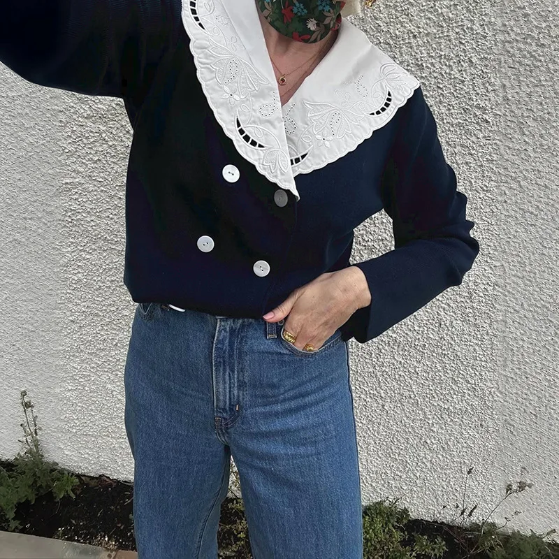 

【Подарок бесплатно】Осенне-зимний французский нишевый модный двубортный вязаный короткий кардиган с кружевным кукольным воротником и вышивкой 2025 для женщин