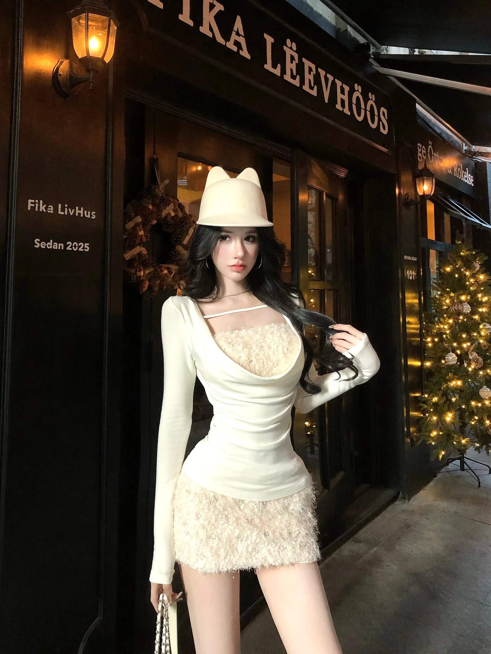 

Сексуальный комплект из двух предметов: топ с воротником-стойкой и длинными рукавами, имитирующий двухслойный дизайн, и меховая юбка-обертка.