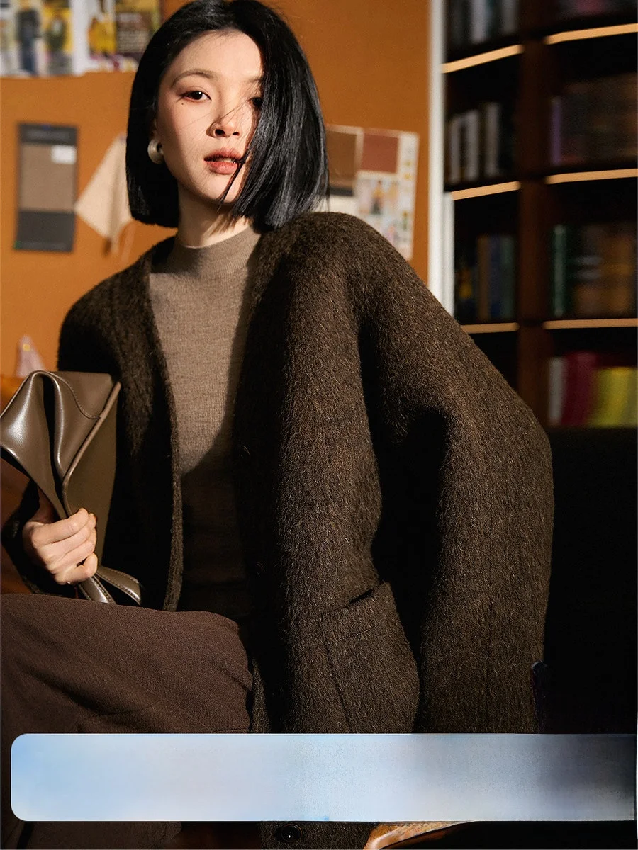 

Элегантное двустороннее шерстяное пальто Free Series: длинное пальто с V-образным вырезом из двусторонней шерсти и альпаки для женщин, прямой крой.