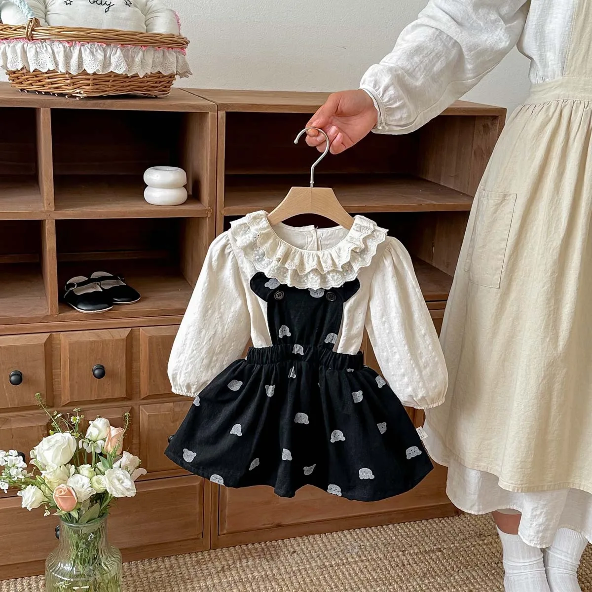 

Новинка весны 2026: Детский комплект в корейском стиле — рубашка-кукла для девочек и юбка-комбинезон с черным медведем, стильный комплект из двух предметов