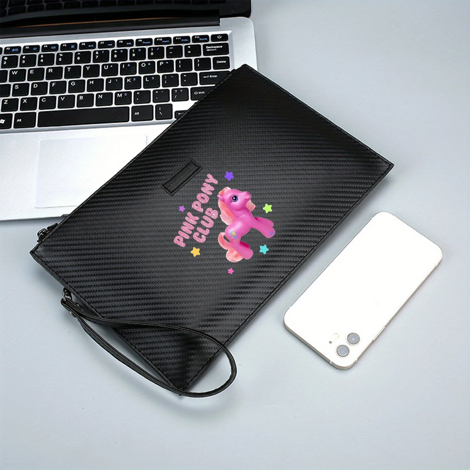 المهر الوردي، النادي، النجوم، بريق. حقيبة يد رجالية أنيقة مطبوعة من البولي يوريثان عصرية وعملية للحمل اليومي