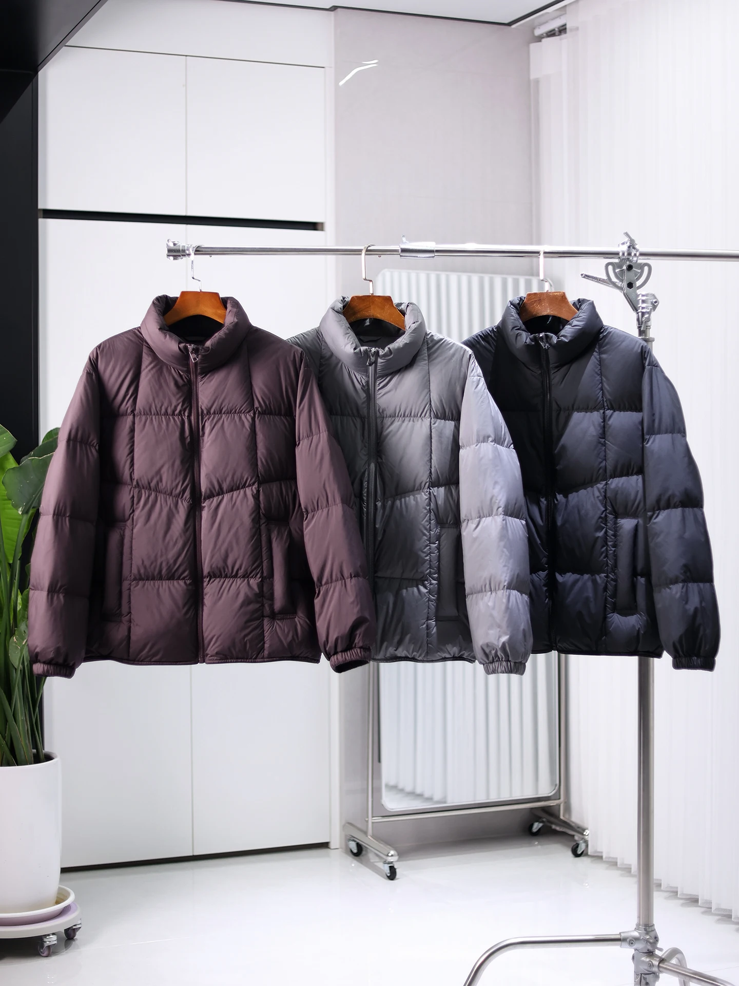 

Men's Faionable Winter Jaet High Fluffy 90 Du down Lightweight Waterproof Stand Collar Bread Coat Casual Sle Zipper C...