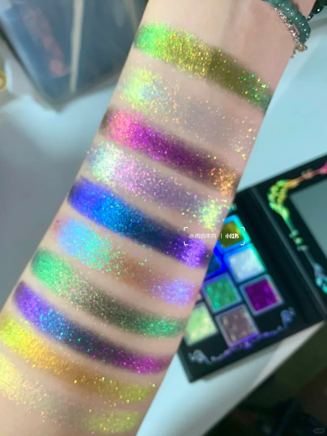 Ucanbe 10 Colors Chameleon Eyeshadow Palette Ultra Pigmented Multi-Use Light Reflecting Blendable Glitter Shimmer Eye Makeup 7g