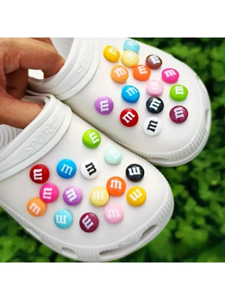 Épingles à bonbons au chocolat avec lettres M amusantes, 15/30 pièces, pour sandales d'enfants, petites breloques de chaussures, décoration adaptée aux pantoufles, accessoires, pièces de bricolage
