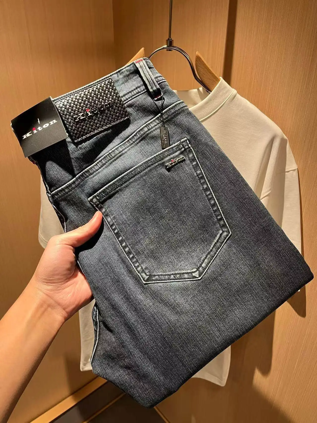 

Kiton early spring new old money style men's fashion jeans metal badge slim-fit pants