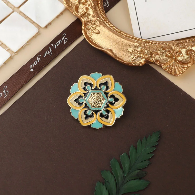 Vintage Baroque Classic Pearl Luxury Brooches For Woman Men Fashion Enamel Round Badges Palace Retro Cloting Coat Accessories