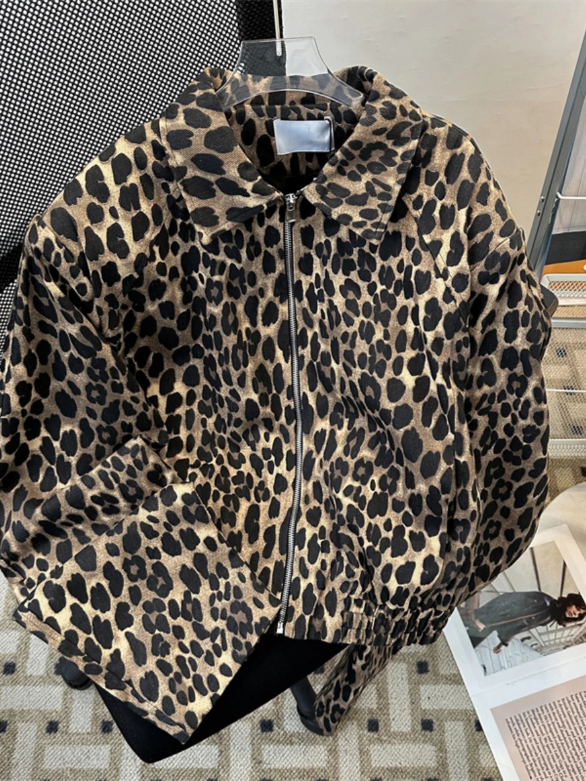 

Мужская куртка свободного кроя с леопардовым принтом на воротнике, модная верхняя одежда из полиэстера и нейлона, весна-осень 2025