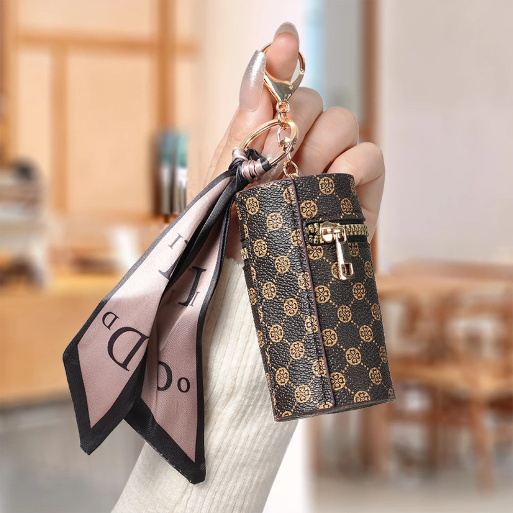 المعلقات محفظة النقود المعدنية الفاخرة الراقية، وحافظات سماعات الأذن، وأكياس سلسلة المفاتيح الصغيرة لأحمر الشفاه، والمظاريف الحمراء ذات الفم الدلو القديم، وبسيطة