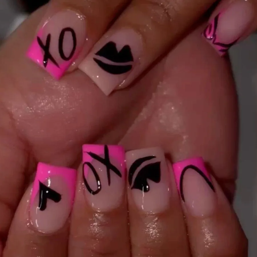 24 piezas uñas postizas negras francesas Y2K cortas cuadradas con corazones rosas y puntos, encanto de San Valentín 3
