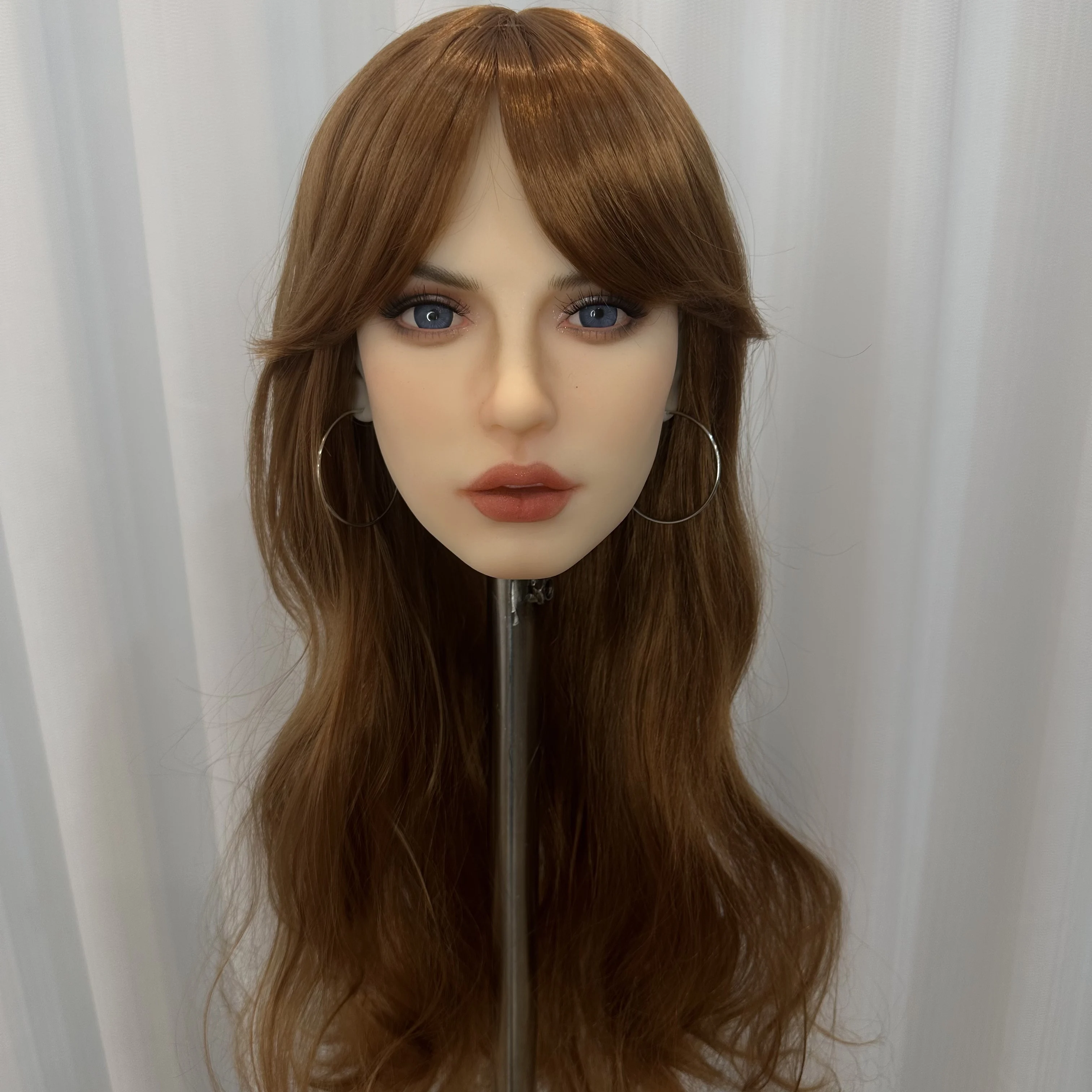 

1:1 replica of a female head model, made of TPE material,designed for hair stylists,Removable wig,Mannequin Head,jewelry and hat