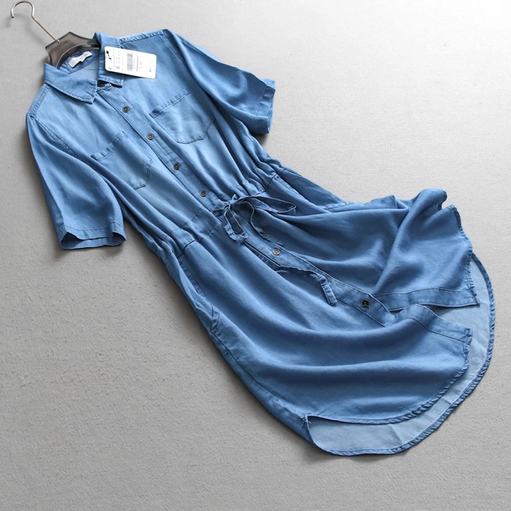 ชุดเดรสยีนส์สีทึบลําลองผู้หญิงกระดุมแถวเดียวออกแบบกระเป๋าสมมาตรสายรัดกระชับสัดส่วนชุดเสื้อเชิ้ตอเนกประสงค์