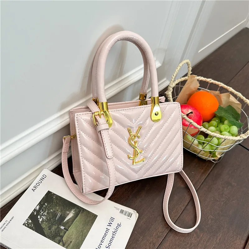 

Versatile Chain Satchel, Large Capacity with Detachable Crossbody Strap, Everyday Chic, New 2026