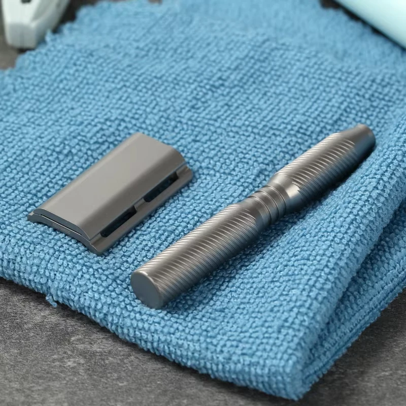 YAQI Ghost Multiple Thread PatternTitanium Light Weight Razor With A 0.7mm Blade Gap Lightweight Durability Professional Razor