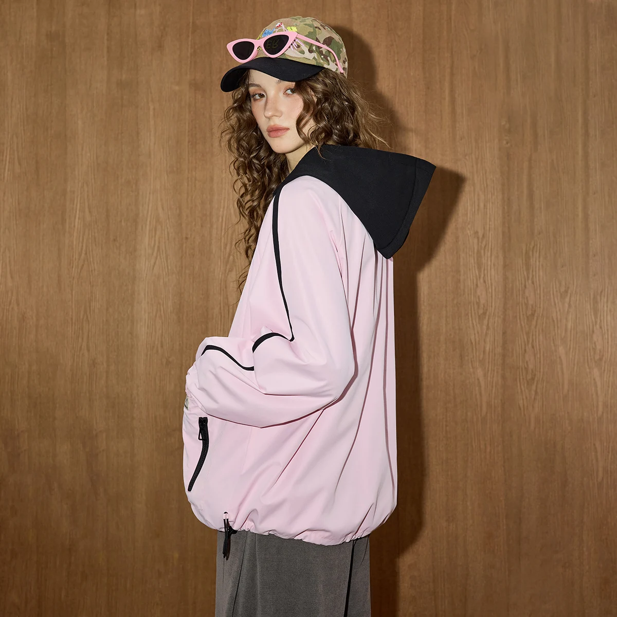 سترة نسائية لخريف 2025 بقلنسوة معطف كتلة ألوان Preppy كبير الحجم على طراز الكلية سترة رياضية خارجية غير رسمية بكتف منسدل #2