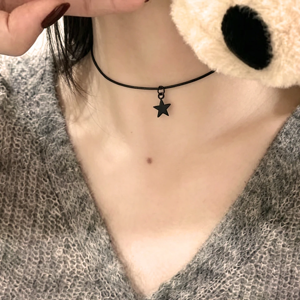 Delicado collar tipo choker con motivos góticos y estrellas para mujer, con un fino cordón negro de cera y un colgante de estrella sólida, un accesorio minimalista.