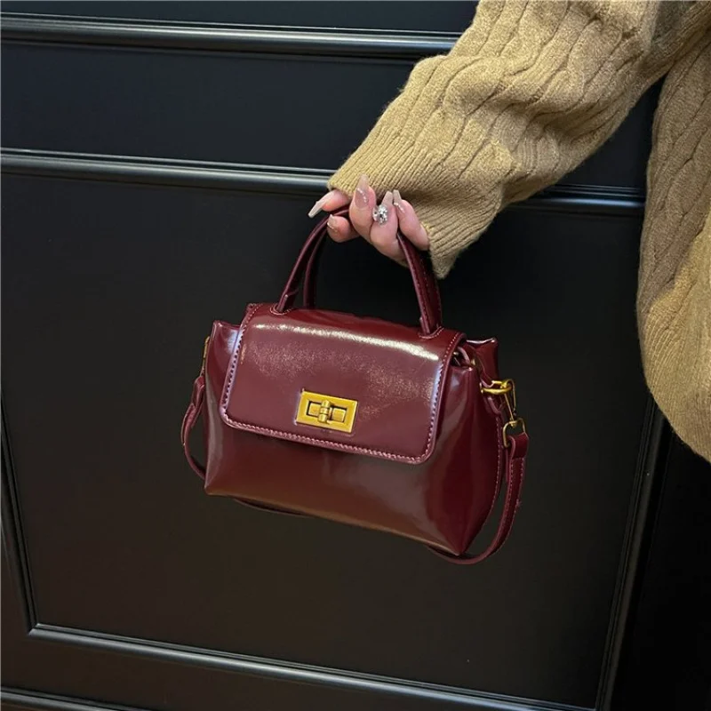 

High-Quality Leather Messenger Bag For Ladies Crossbody Style By Famous Designer Luxury Brand Elegant