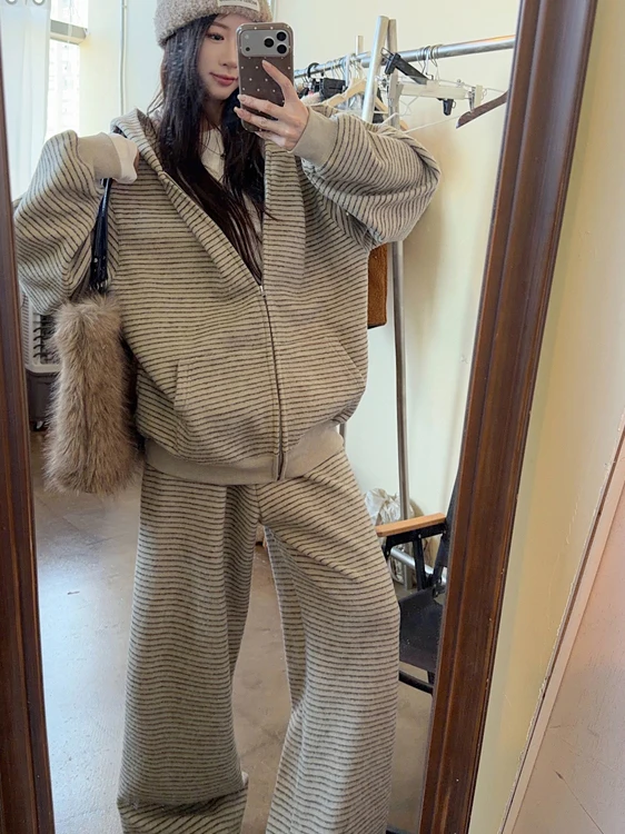 

Комплект: модная полосатая толстовка с капюшоном и прямые брюки большого размера для женщин, комфортный зимний наряд, стройнящие брюки с эффектом утягивания