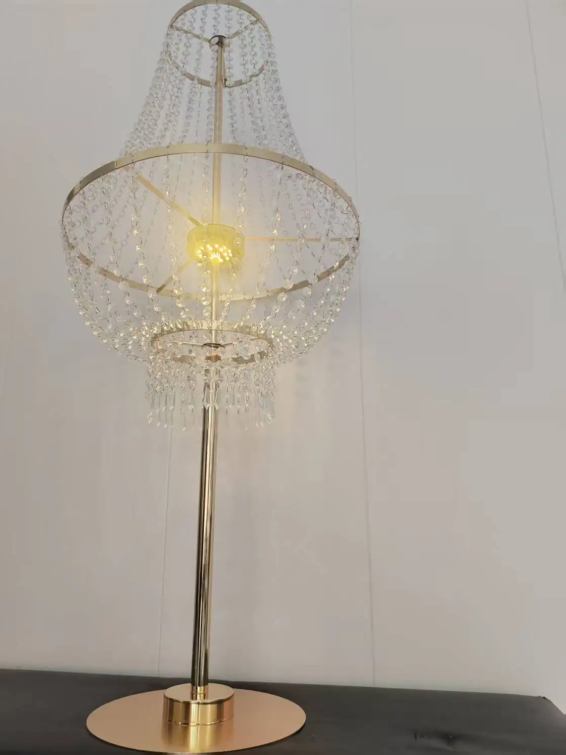 126 cm hoher goldener Metall-Blumenständer, batteriebetrieben, kabellos, für Hochzeitsfeiern, Esstischdekoration, Gangmarkierung, Ava – Detail 4