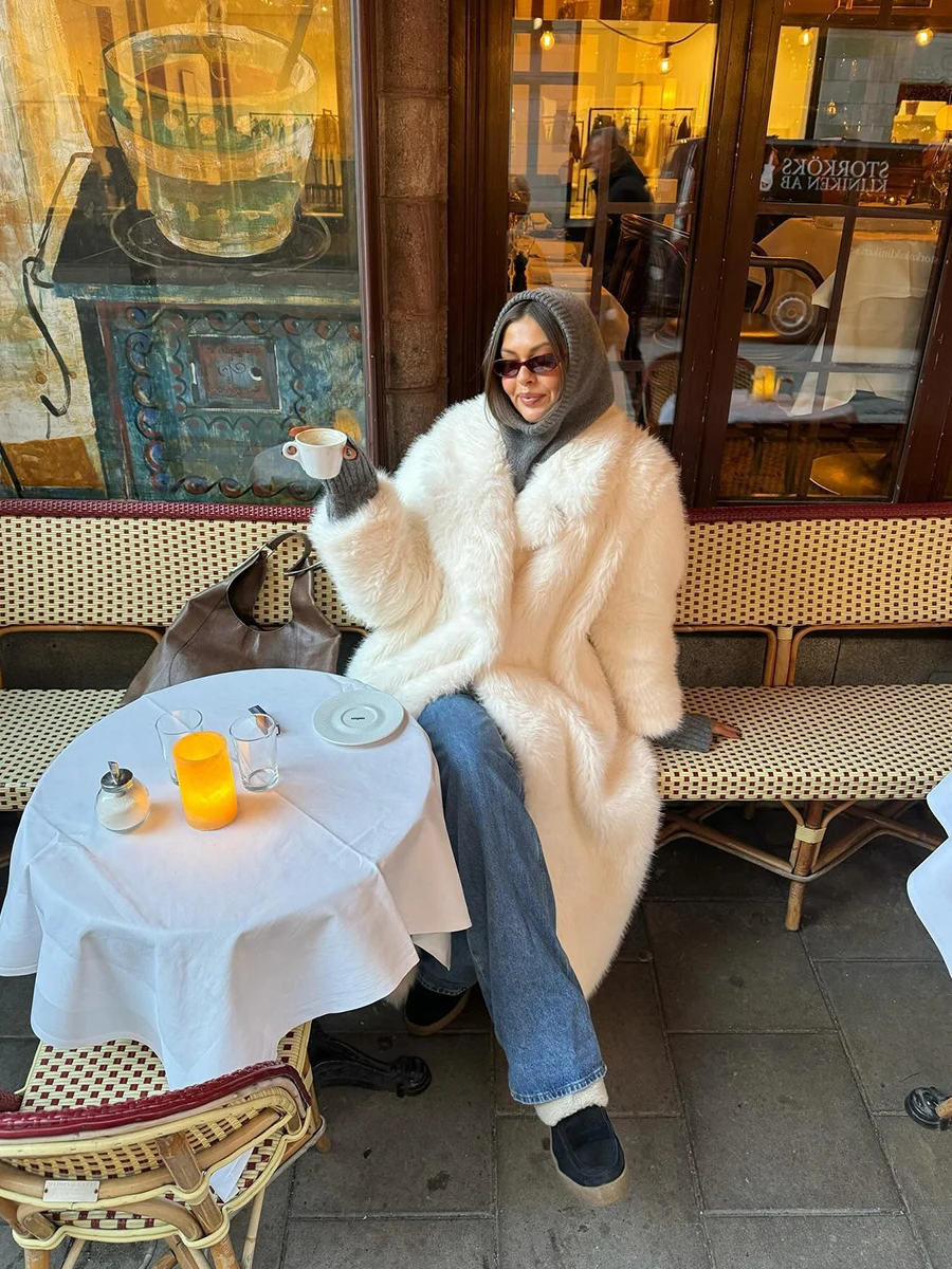 معطف فرو صناعي طويل غامض ممتاز للنساء معاطف ماكسي بيضاء من Chicvibes موضة شتاء 2025 ملابس مميزة مذهلة لحفلات المال القديم