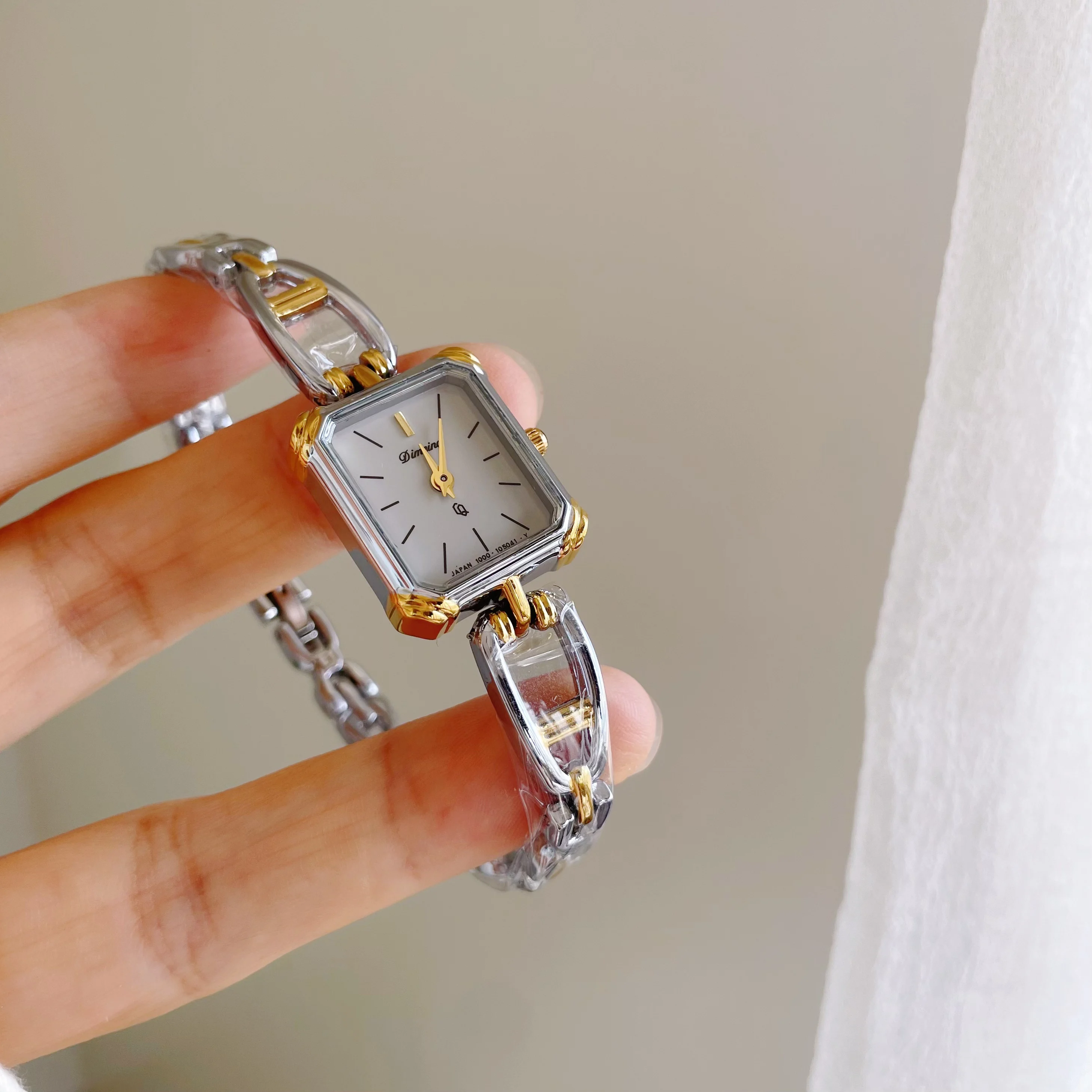 

Retro luxury square bracelet watch for women, gold-tone, simple and elegant, 2025 new style, a great gift for your girlfriend.