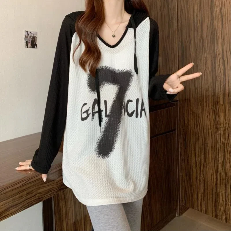 女性用フード付きルーズTシャツ,長袖,対照的な若者用セーター,カジュアルトップ,韓国ファッション,トレンディな服,春と秋,新品