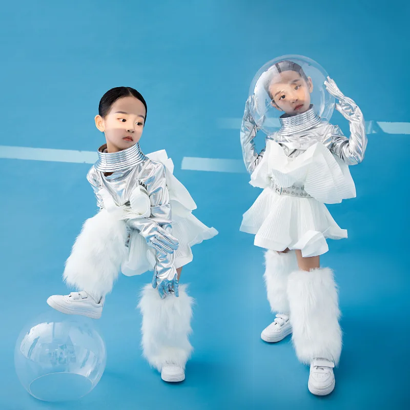 

Girl Silver Future Technology Sense Space Suit Astronaut Model Catwalk Trendy Suit Car Model Element Universe Runway Performance