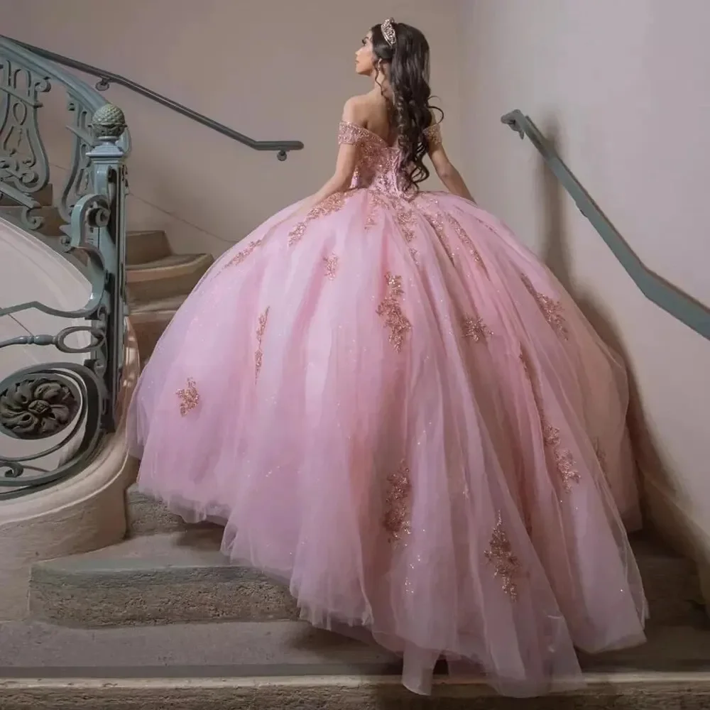 فستان الفتيات الوردي الفاتح Quinceanera ، ثوب الكرة ، جميلة يزين الخرز ، الدانتيل متابعة ، مكشوفة الكتف ، الحلو 16 فتاة