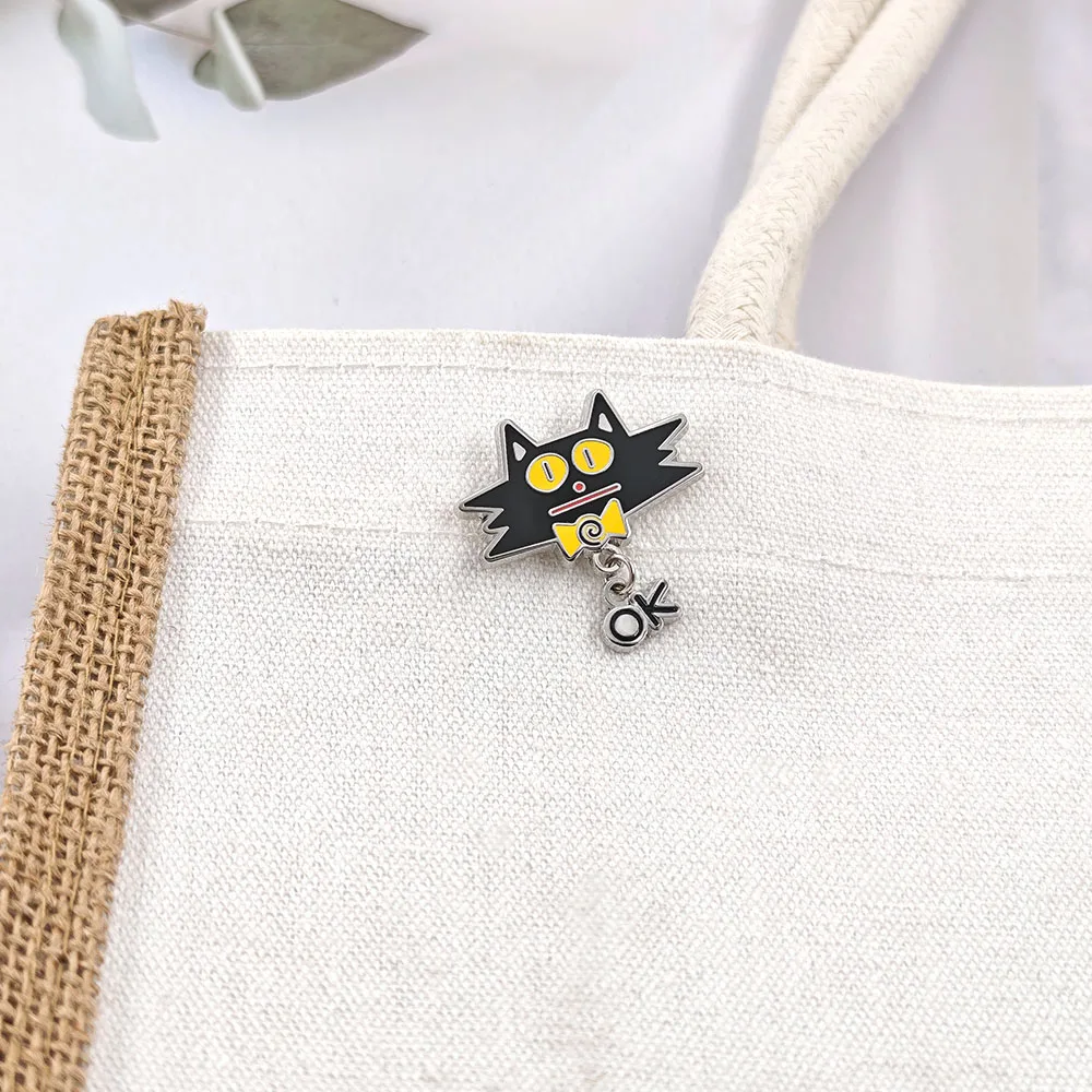 Lustige Schwarze Katze OK Emaille-Pins mit hängenden Buchstaben-Broschen, sarkastisches Meme-Metall-Abzeichen, Rucksack-Revers-Pin, Schmuckgeschenk – Detail 5