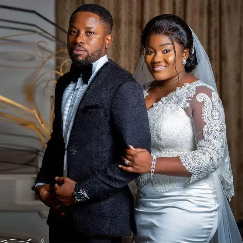 Maßgeschneiderte afrikanische weiße Meerjungfrau mit V-Ausschnitt, Plus-Size-Brautkleider, Applikationen, Spitze, Perlen, langes Hochzeitskleid