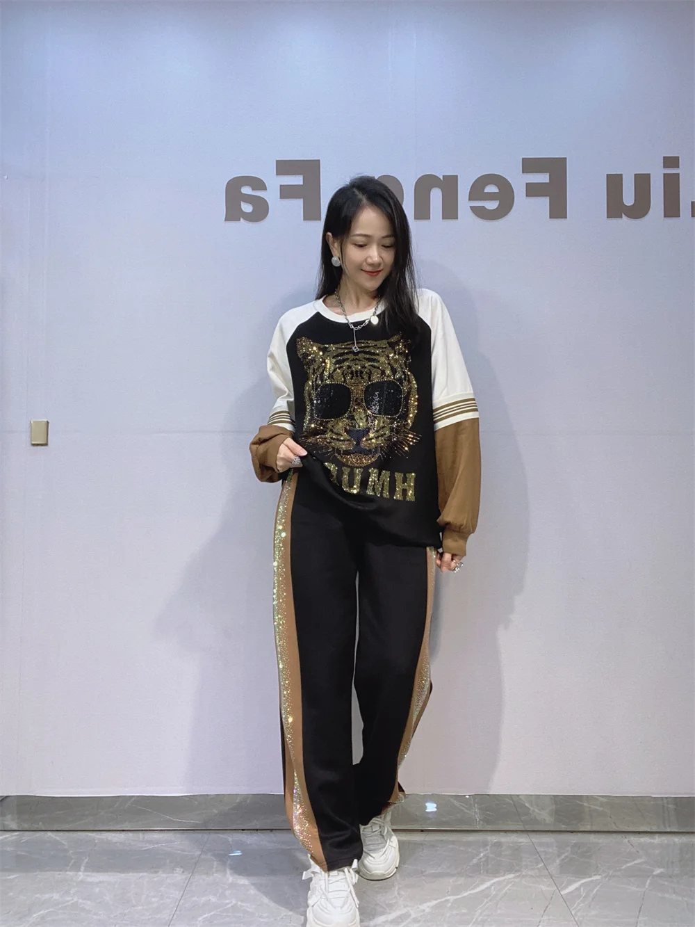 

Larger Size Women's Tiger Head Black Two-Piece Set round Neck Long Sleeve Sweatshirt Long Pants Casual Fashion Autumn Wear