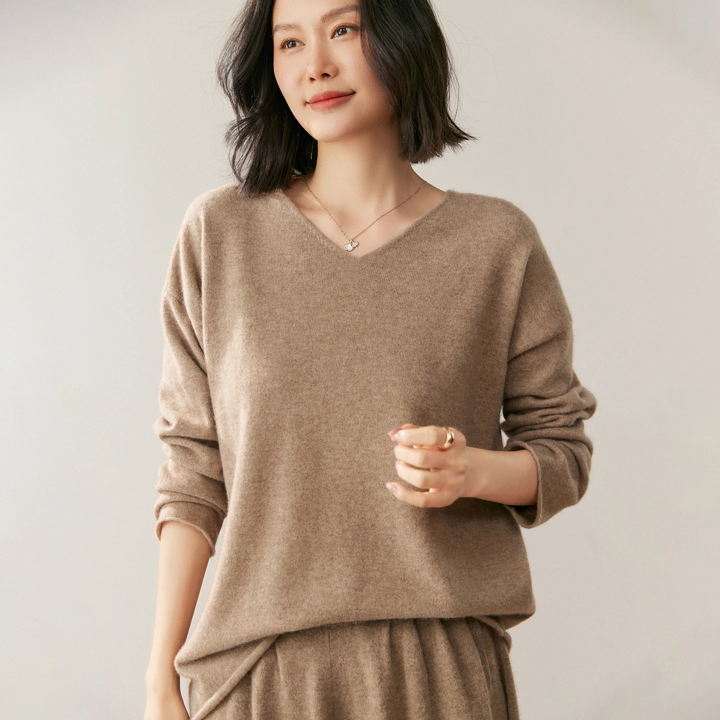 Sweter damski 100% kaszmir na jesień i zimę 2025, dekolt w serek, miękki, luźny krój, wysokiej jakości dzianina kaszmirowa na wiosnę, topy.