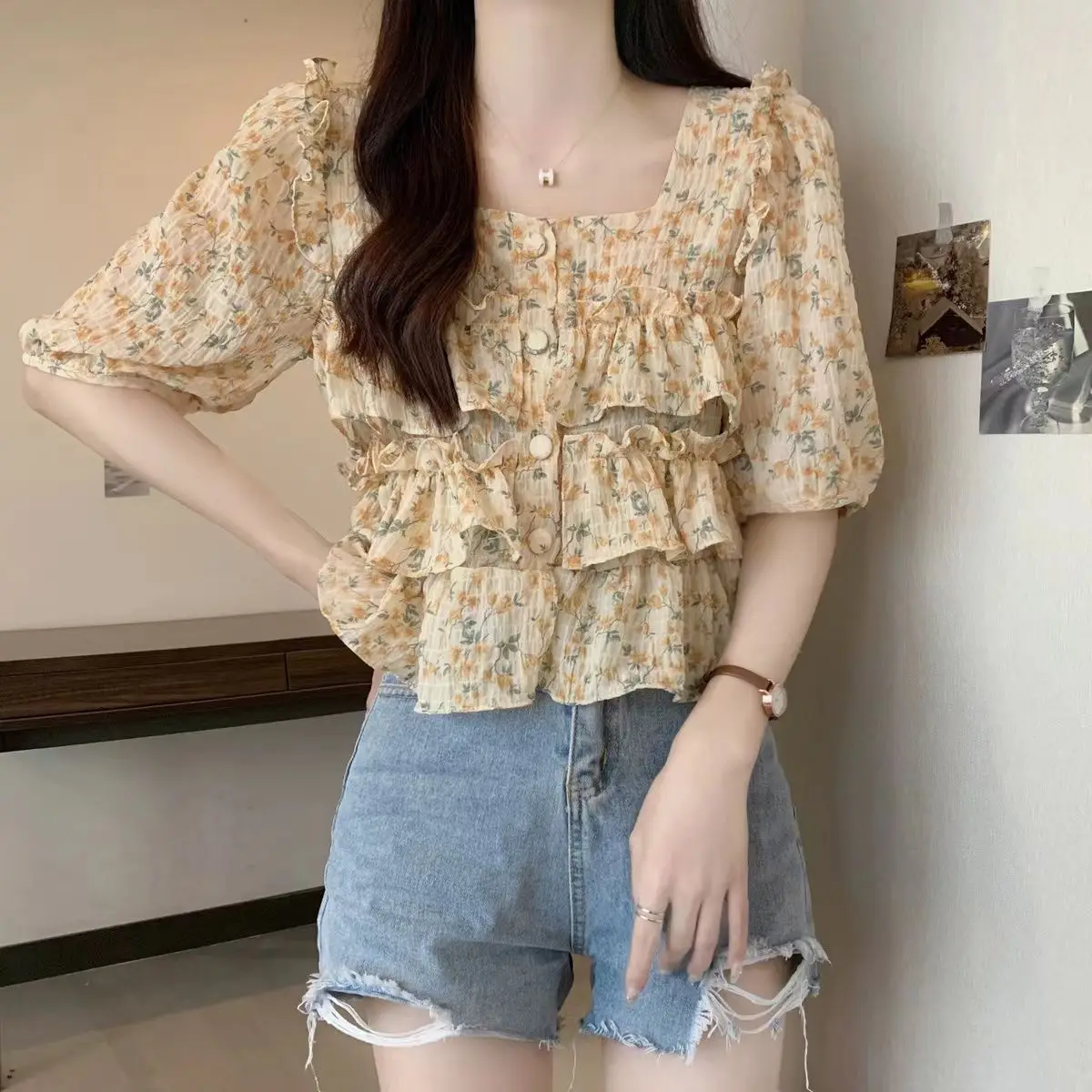 قميص صيفي جديد قصير بياقة مربعة وأكمام قصيرة من الشيفون مزين بالزهور للنساء