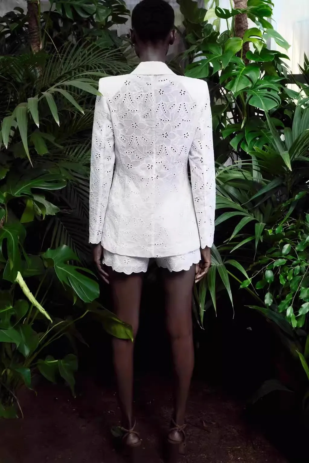 春夏 レディース 刺繍入り 透かし彫り スーツジャケット 多用途 ショートパンツ セット カジュアルスタイル 長袖 フォーマルネックライン