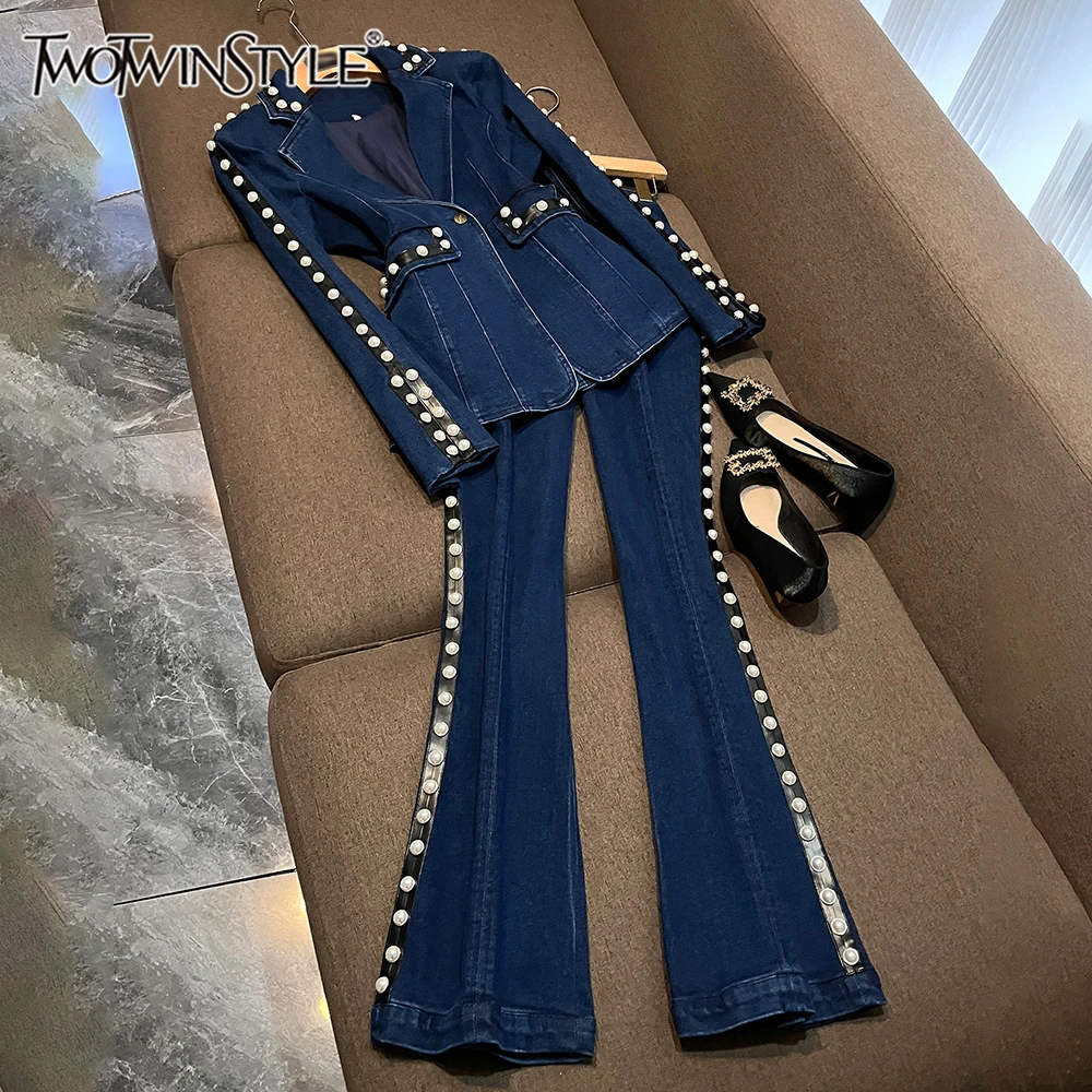 Conjunto de Blazer e Calças Flare em Denim Azul com Pérolas TWOTWINSTYLE para Mulheres, Ideal para Desfiles de Moda KSE559320