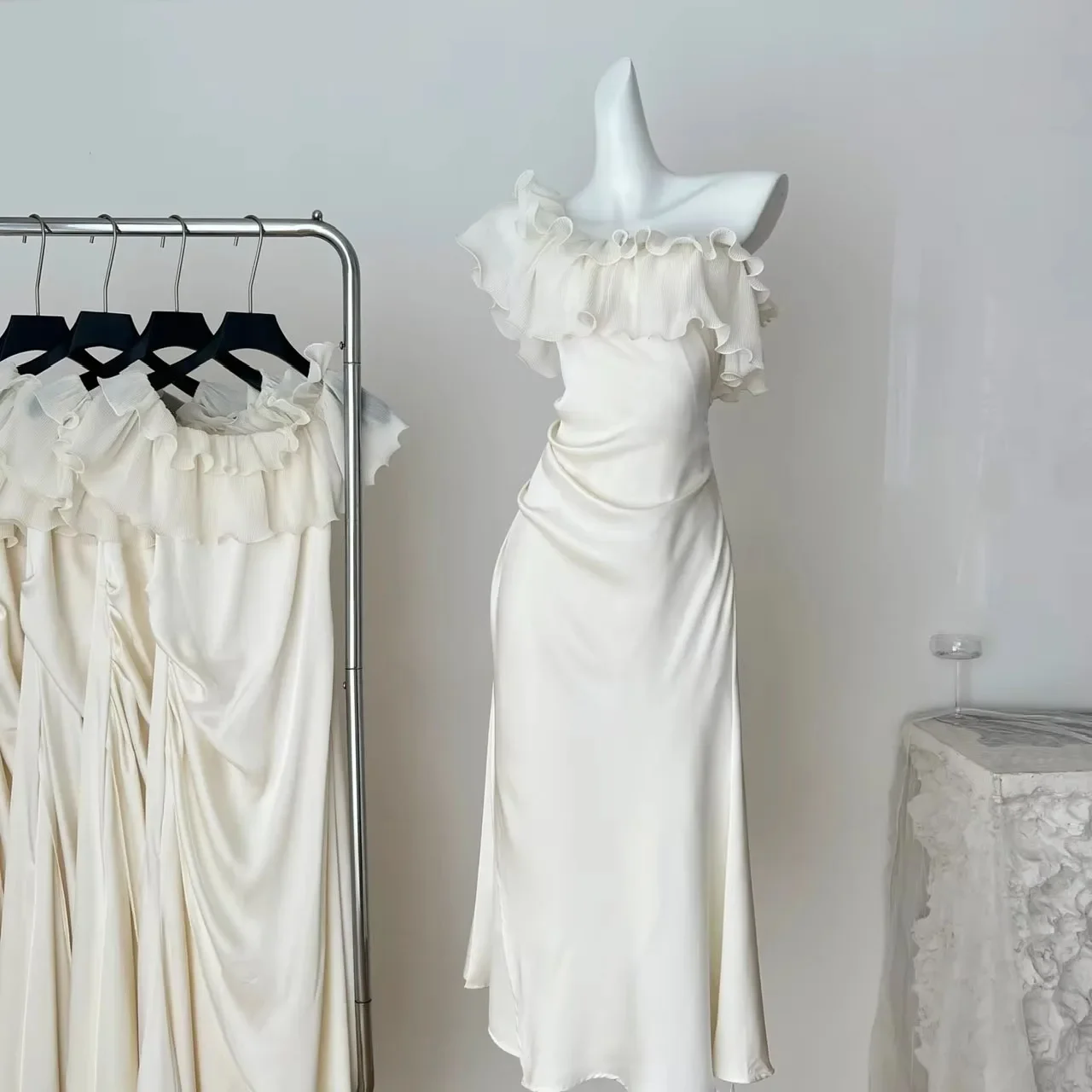 فستان حورية البحر من الساتان ذو الرغبة النقية فستان حورية البحر متقدم بخصر نحيف وياقة منحرفة رداء مكشكش مثير احتفالي مودا فيستدوس