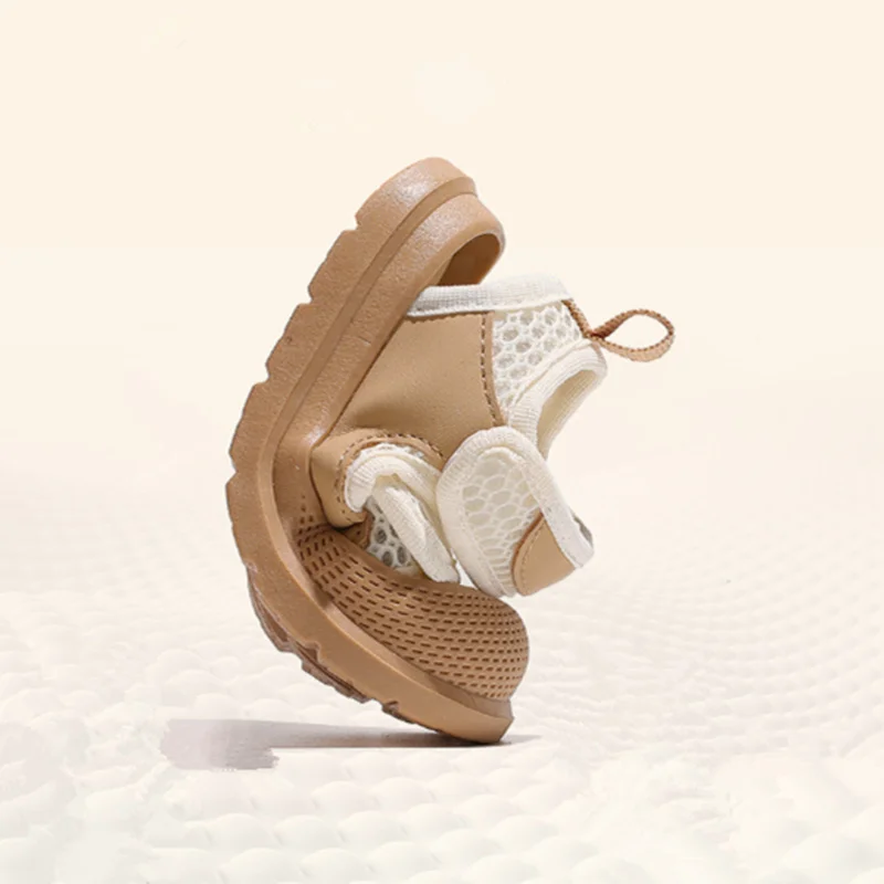 أحذية أطفال صيفية جديدة لعام 2025 أحذية للأولاد شبكية قابلة للتنفس بمقدمة مغلقة صنادل ناعمة من الأسفل صنادل للفتيات الصغيرات EU16-25