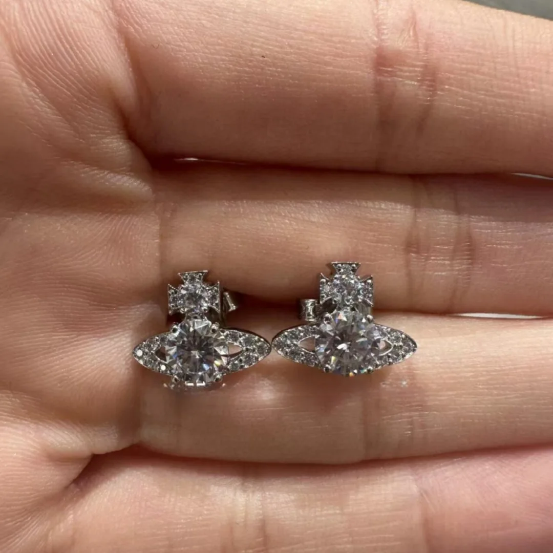 

Элегантные стильные серьги: модный дизайн, подчеркнут ваше очарование по сниженной цене!