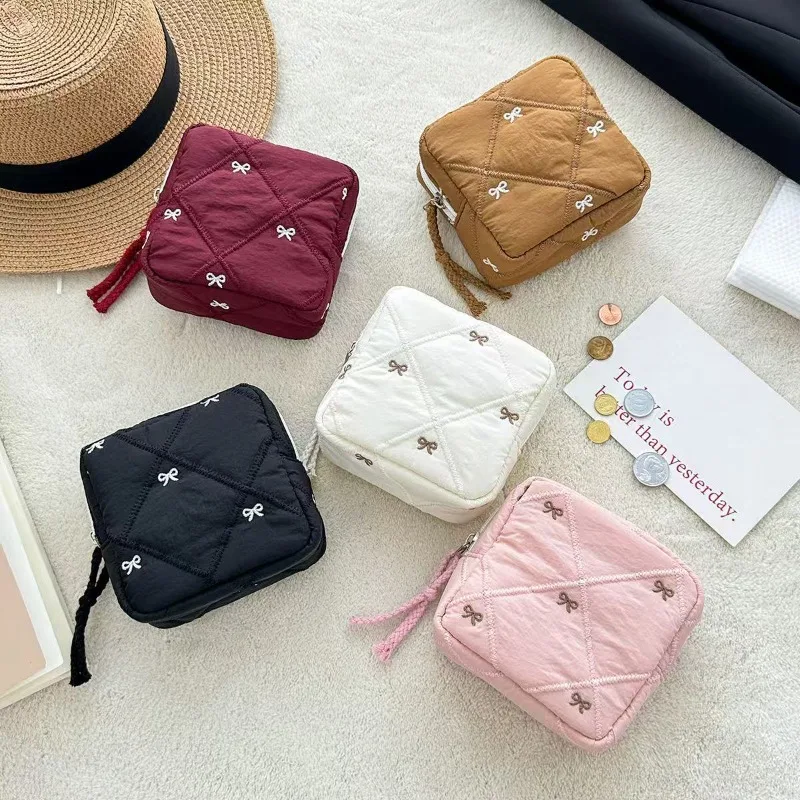 2026 New quilted love cosmetic bag, travel portable toiletry bag, lipstick bag, multi-functional sanitary napkin storage bag