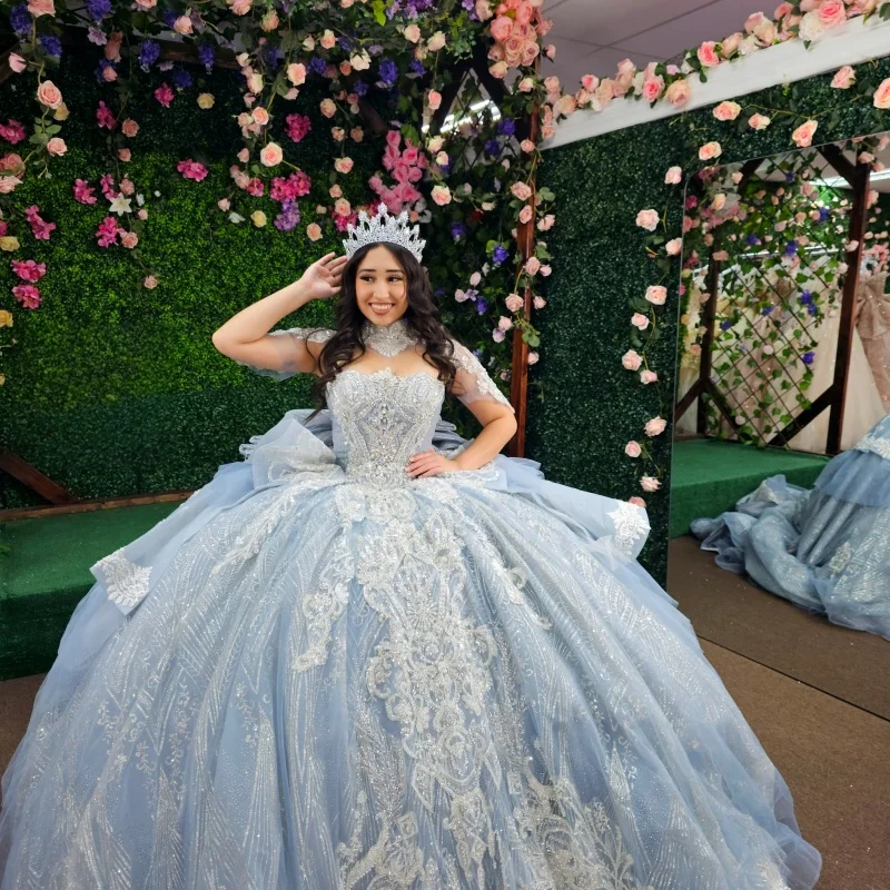 فستان Quinceanera باللون الأزرق المائي اللامع كريستال بريق ملصق طويل الذيل من الدانتيل طبقات القوس فيستدوس دي 15 Quinceanera ﻿ تخصيص