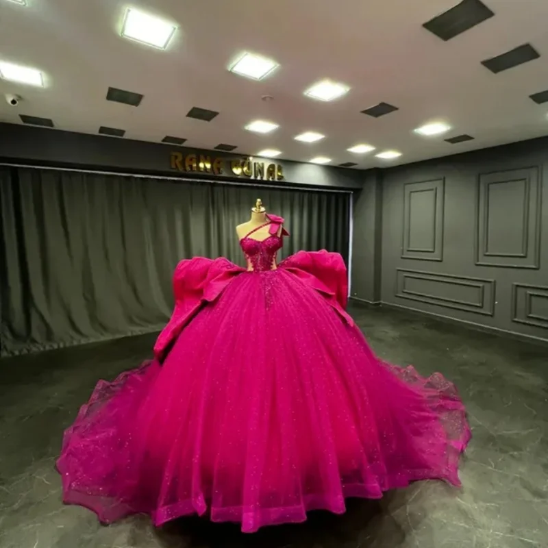 Abiti Quinceanera rossi rosa lucidi personalizzati con spalle scoperte Applique Stratificazione di pizzo Coda lunga Fiocco Vestido 15 Quinceanera